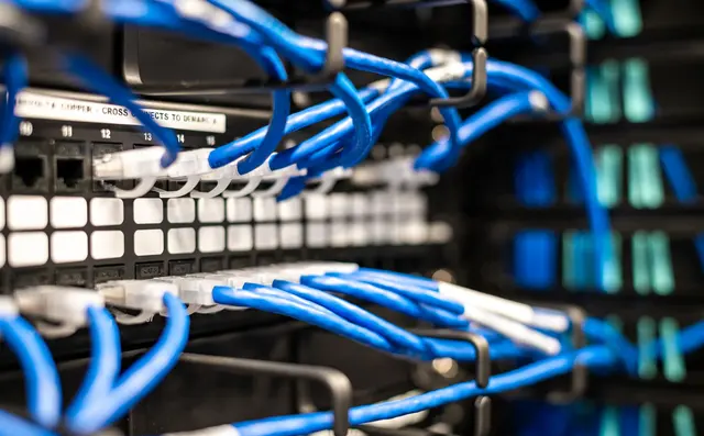 Netwerkkabels in een patchpaneel van een serverruimte