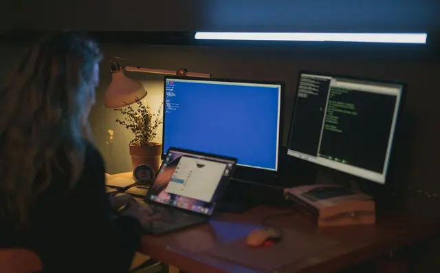 Monitoringschermen in een donker kantoor
