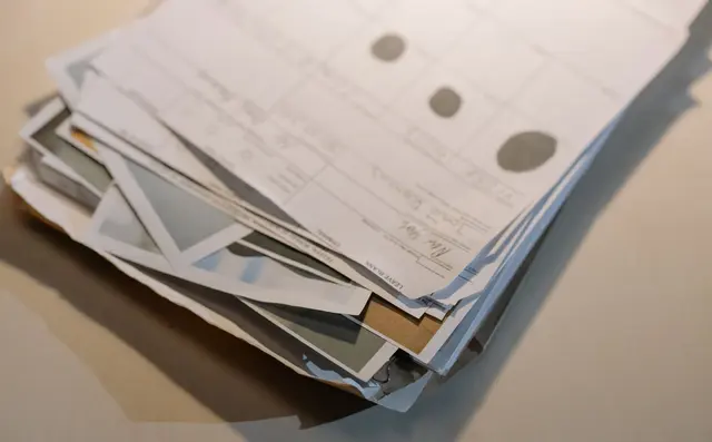 Een stapel formulieren en papierwerk op kantoor