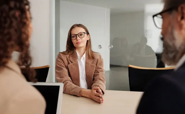Een sollicitatiegesprek aan een kantoortafel