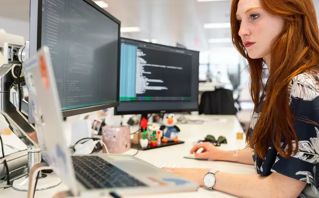 Een ontwikkelaar richt software in op twee schermen
