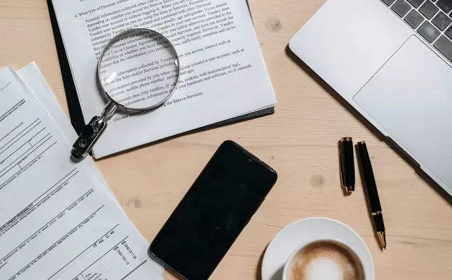 Een contract wordt zorgvuldig nagelezen met een loep